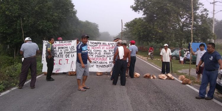 EJIDATARIOS BLOQUEAN PARCIALMENTE CARRETERA EN TIHOSUCO