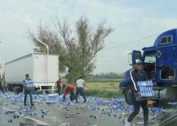 SE ACCIDENTA TRÁILER CARGADO DE CERVEZA