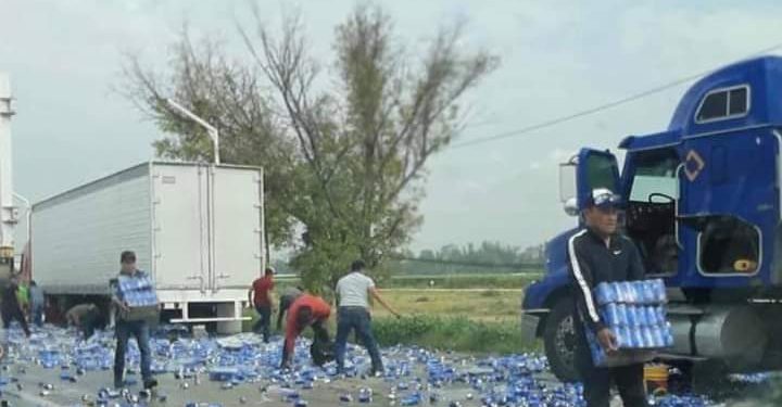 SE ACCIDENTA TRÁILER CARGADO DE CERVEZA