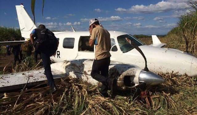EFECTIVOS MILITARES BUSCAN PRESUNTA NARCO AVIONETA EN LA RIBERA DEL RÍO HONDO