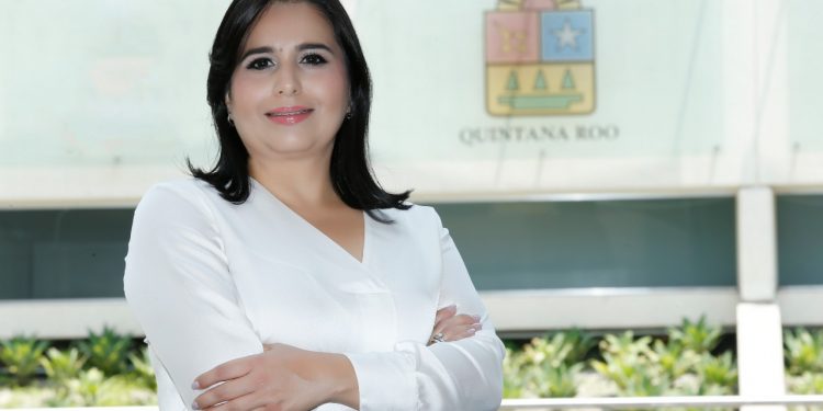LA SENADORA DEL PAN MAYULI MARTÍNEZ SIMÓN RECONOCIÓ QUE CARLOS JOAQUÍN HA SENTADO UNA NUEVA FORMA DE GOBERNAR.