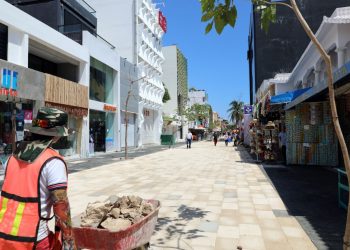 TRANSFORMACIÓN DE LA 5TA AVENIDA EN PLAYA DEL CARMEN NO DETIENE SU MARCHA