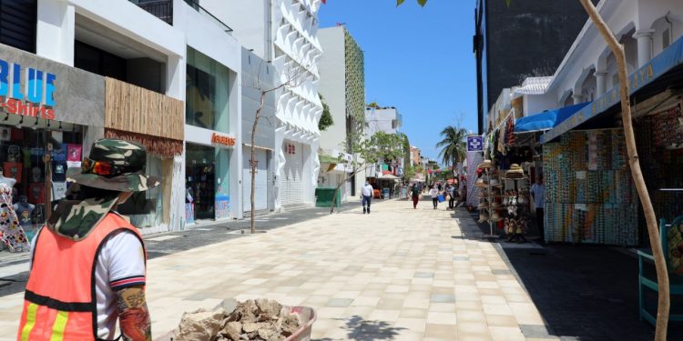 TRANSFORMACIÓN DE LA 5TA AVENIDA EN PLAYA DEL CARMEN NO DETIENE SU MARCHA