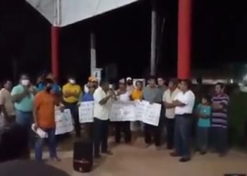 RETIENEN A FUNCIONARIO MUNICIPAL DE JMM Y CUATRO POLICÍAS PARA EXIGIR INICIO DE UNA OBRA