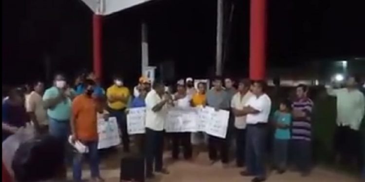 RETIENEN A FUNCIONARIO MUNICIPAL DE JMM Y CUATRO POLICÍAS PARA EXIGIR INICIO DE UNA OBRA