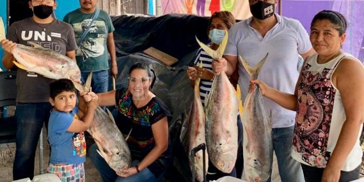 REGALAN PESCADO A FAMILIAS DE VILLAS DEL SOL EN PLAYA DEL CARMEN