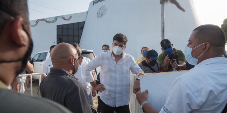 ESCUCHA DIP. GUSTAVO MIRANDA A POLICÍAS MINISTERIALES QUE EXIGEN HOMOLOGACIÓN DE SUELDOS