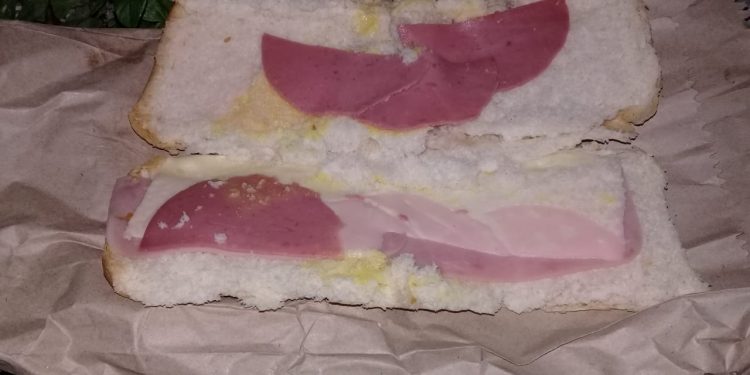 PEDRO JOAQUÍN LE DA «MISERIAS» DE DESAYUNO A LOS POLICÍAS DURANTE EL IRONMAN