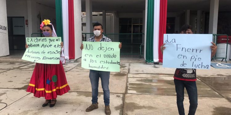 OTHONIEL SEGOVIA NIEGA AYUDA A JÓVENES