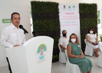 CARLOS JOAQUÍN Y GABY REJÓN INAUGURAN LA AMPLIACIÓN DEL CLUB PARA LA ATENCIÓN DE LAS PERSONAS MAYORES