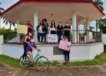 MUJERES MAYAS SE MANIFIESTAN CONTRA ODIO A COMUNIDAD LGBTIQ