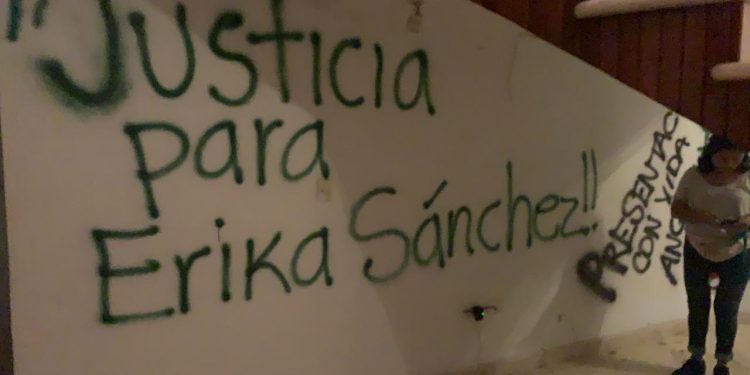 PINTAS DE OFICINAS DE LA CDHEQROO SE TRATARON DE ACTOS PACÍFICOS Y NO COMO VANDÁLICOS, NI VIOLENTOS.