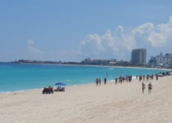 REPORTAN DESALOJO EN PLAYA DELFINES POR PRESENCIA DE UN TIBURÓN
