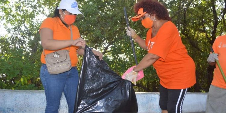 REALIZA INSTITUTO MUNICIPAL DE LA MUJER JORNADA DE LIMPIEZA EN ESPACIOS PÚBLICOS DE ISLA MUJERES
