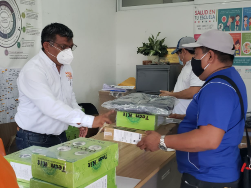 ENTREGA EL SNTE EQUIPOS DE CÓMPUTO A DOCENTES DE FCP