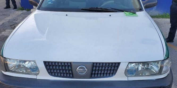 DETIENEN A TAXISTA POR ANDAR «CARRETEANDO»