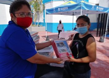 ENTREGA DE LIBROS A ESTUDIANTES DEL CEDAR
