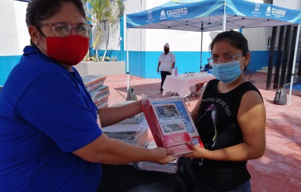 ENTREGA DE LIBROS A ESTUDIANTES DEL CEDAR