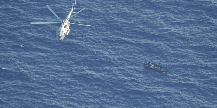 SEMAR DETIENE A TRES PRESUNTOS INFRACTORES DE LA LEY Y ASEGURA APROXIMADAMENTE TRES TONELADAS DE PRESUNTA DROGA, EN MAHAHUAL, QUINTANA ROO