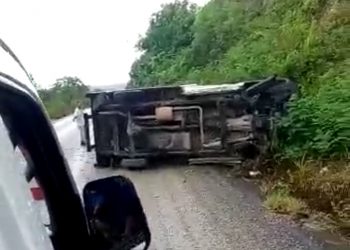 CONDUCTOR VUELCA VEHÍCULO POR LIBRAR UN BACHE EN LA RIBERA