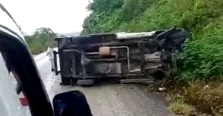 CONDUCTOR VUELCA VEHÍCULO POR LIBRAR UN BACHE EN LA RIBERA