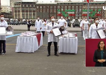 DAN ALTO HONOR A MÉDICO DE COZUMEL