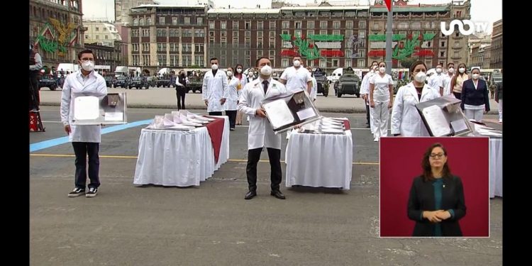 DAN ALTO HONOR A MÉDICO DE COZUMEL