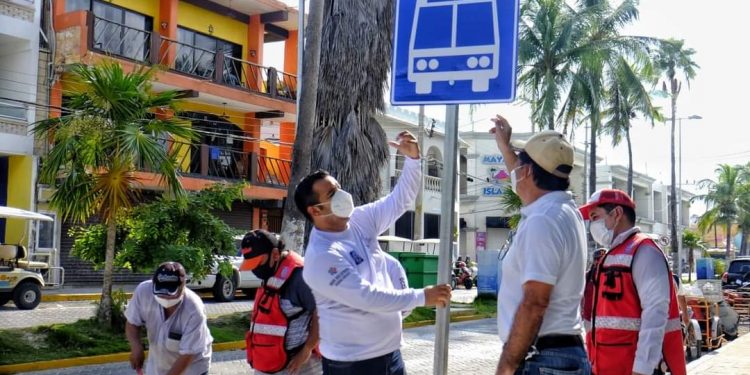 INSTALA AYUNTAMIENTO PARADEROS DE TRANSPORTE PÚBLICO EN ISLA MUJERES