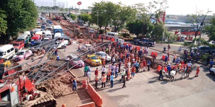 FALLA MECÁNICA OCASIONÓ ACCIDENTE EN OBRA DE DISTRIBUIDOR VIAL EN VILLAHERMOSA, TABASCO