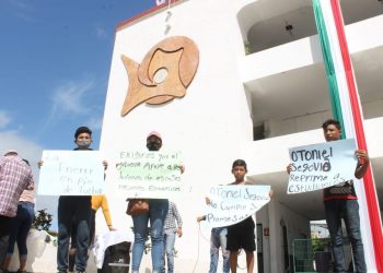 AMENAZA A ESTUDIANTES OTONIEL SEGOVIA, LES DICE QUE LOS VA A DESALOJAR