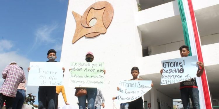 AMENAZA A ESTUDIANTES OTONIEL SEGOVIA, LES DICE QUE LOS VA A DESALOJAR