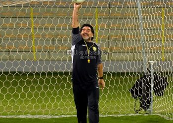 LANZA DIEGO ARMANDO MARADONA CAMPAÑA DE APOYO PARA LA CRUZ ROJA EN ARGENTINA