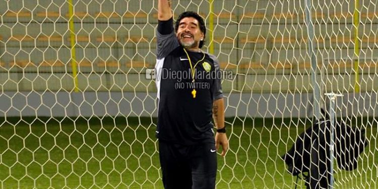 LANZA DIEGO ARMANDO MARADONA CAMPAÑA DE APOYO PARA LA CRUZ ROJA EN ARGENTINA