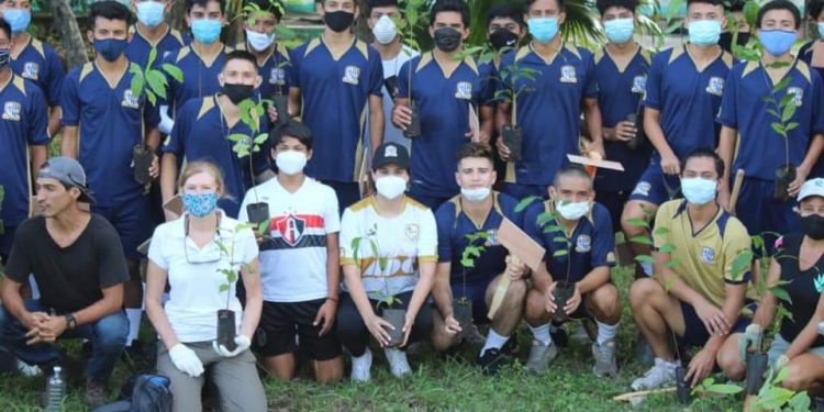 TULUM FC, ROTARIOS Y JÓVENES SIEMBRAN ÁRBOLES