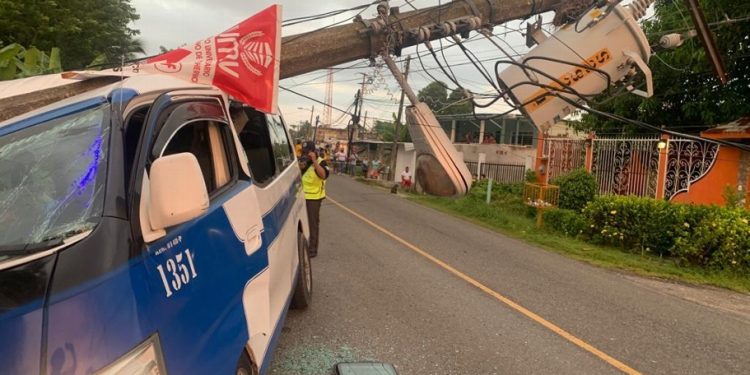 CHOFER DE COMBI CHOCA CONTRA POSTE DE CFE Y CAE ENCIMA DE LA UNIDAD; REPORTAN PERSONAS LESIONADAS (+FOTOS)