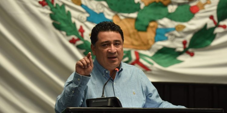 EDUARDO MARTÍNEZ SE ENSAÑA CON SECTOR EDUCATIVO FEDERAL, PERO PROTEGE AL ESTATAL