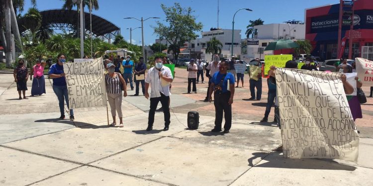 VENDEDORES AMBULANTES SE MANIFIESTAN EN EL MARCO DEL SEGUNDO INFORME DE OTONIEL SEGOVIA
