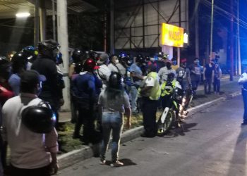 PERSIGUEN Y DETIENEN 50 REPARTIDORES A PRESUNTO DELINCUENTE