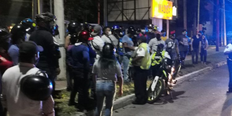 PERSIGUEN Y DETIENEN 50 REPARTIDORES A PRESUNTO DELINCUENTE