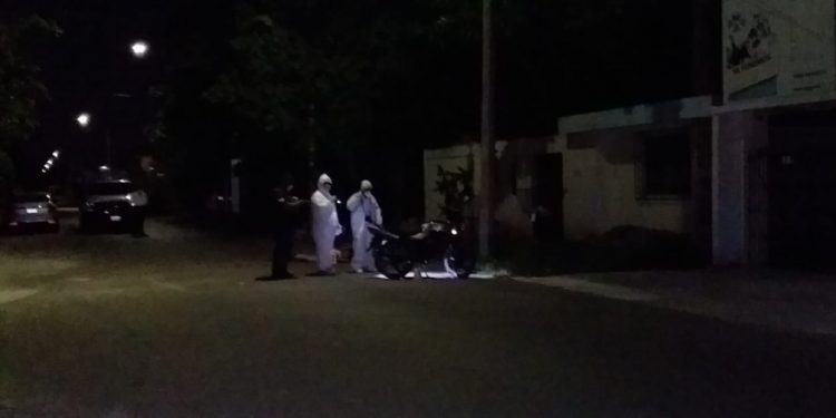 MOTOCICLISTA MUERE AL ESTRELLARSE EN UN POSTE