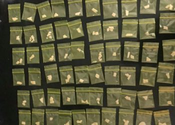 DETIENEN A DOS PERSONAS CON 90 BOLSITAS DE DROGA