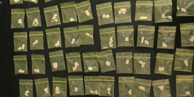 DETIENEN A DOS PERSONAS CON 90 BOLSITAS DE DROGA