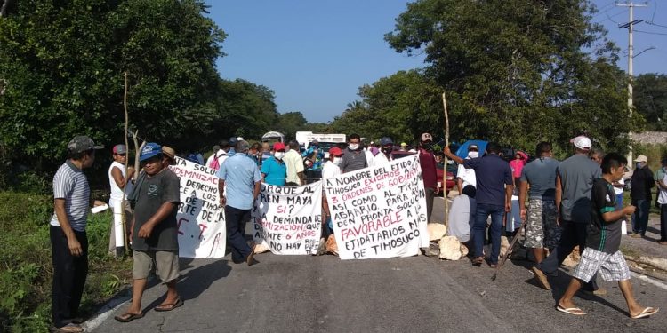 BLOQUEAN EJIDATARIOS DE TIHOSUCO OTRA VEZ EL TRAMO FELIPE CARRILLO PUERTO-VALLADOLID