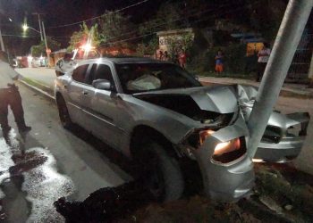 IMPACTAN EL VEHÍCULO CONTRA POSTE DE LUZ Y LO ABANDONAN