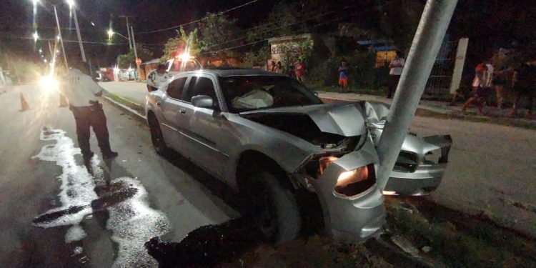 IMPACTAN EL VEHÍCULO CONTRA POSTE DE LUZ Y LO ABANDONAN