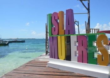 CONTINÚAN PLAYAS DE ISLA MUJERES ATRAYENDO A CIENTOS DE VISITANTES