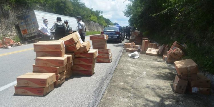 ROBAN CON VIOLENCIA UN TRÁILER CARGADO DE POLLOS