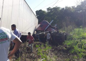 SE DESCARRILA TRÁILER POR «PESTAÑAZO»