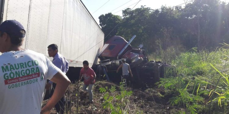 SE DESCARRILA TRÁILER POR «PESTAÑAZO»