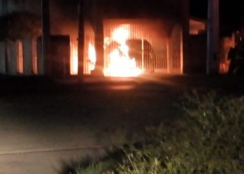 INCENDIAN OTRO VEHÍCULO EN EL INTERIOR DE UNA VIVIENDA